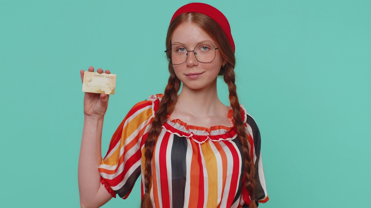 红发女孩展示塑料信用卡广告转账无现金网上购物视频素材