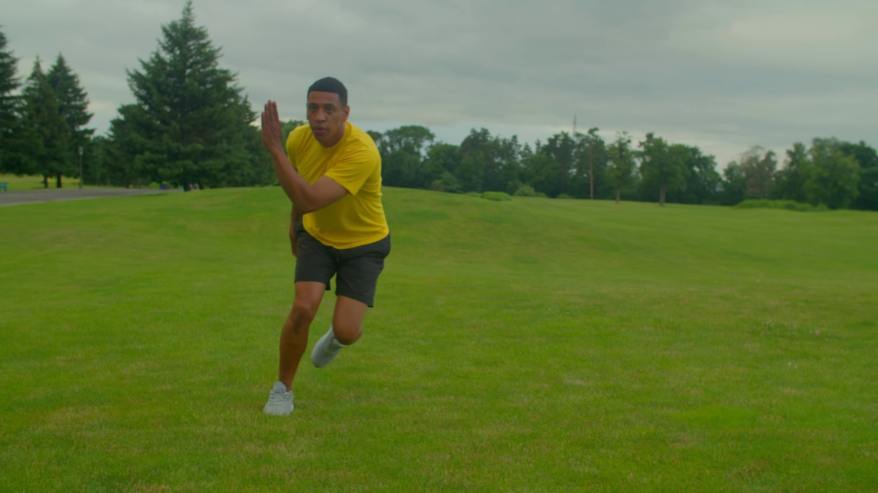 积极的运动健身黑人男子在公园里做弓步运动视频素材