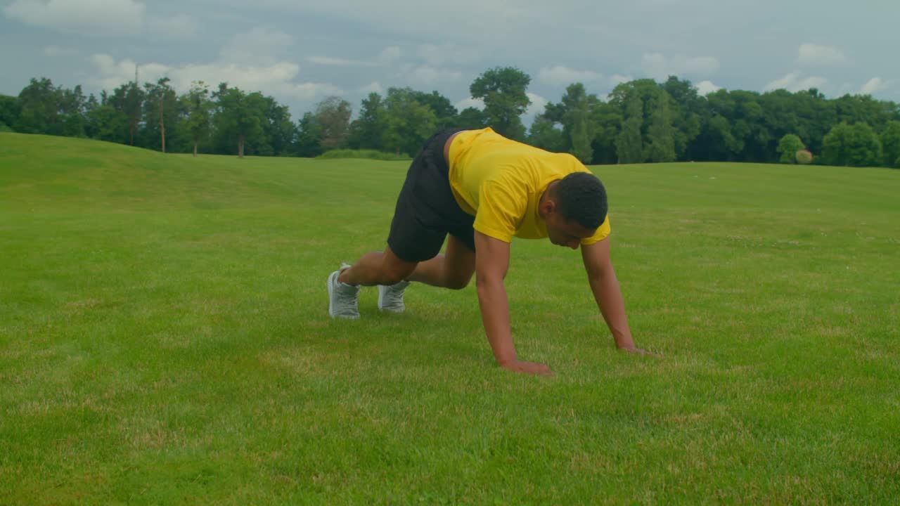积极健康的黑人通过户外运动练习侧踢视频素材