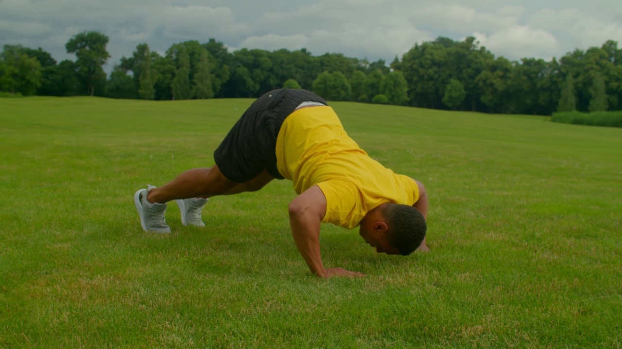 积极的运动健身非洲裔美国人在户外做派克俯卧撑视频素材