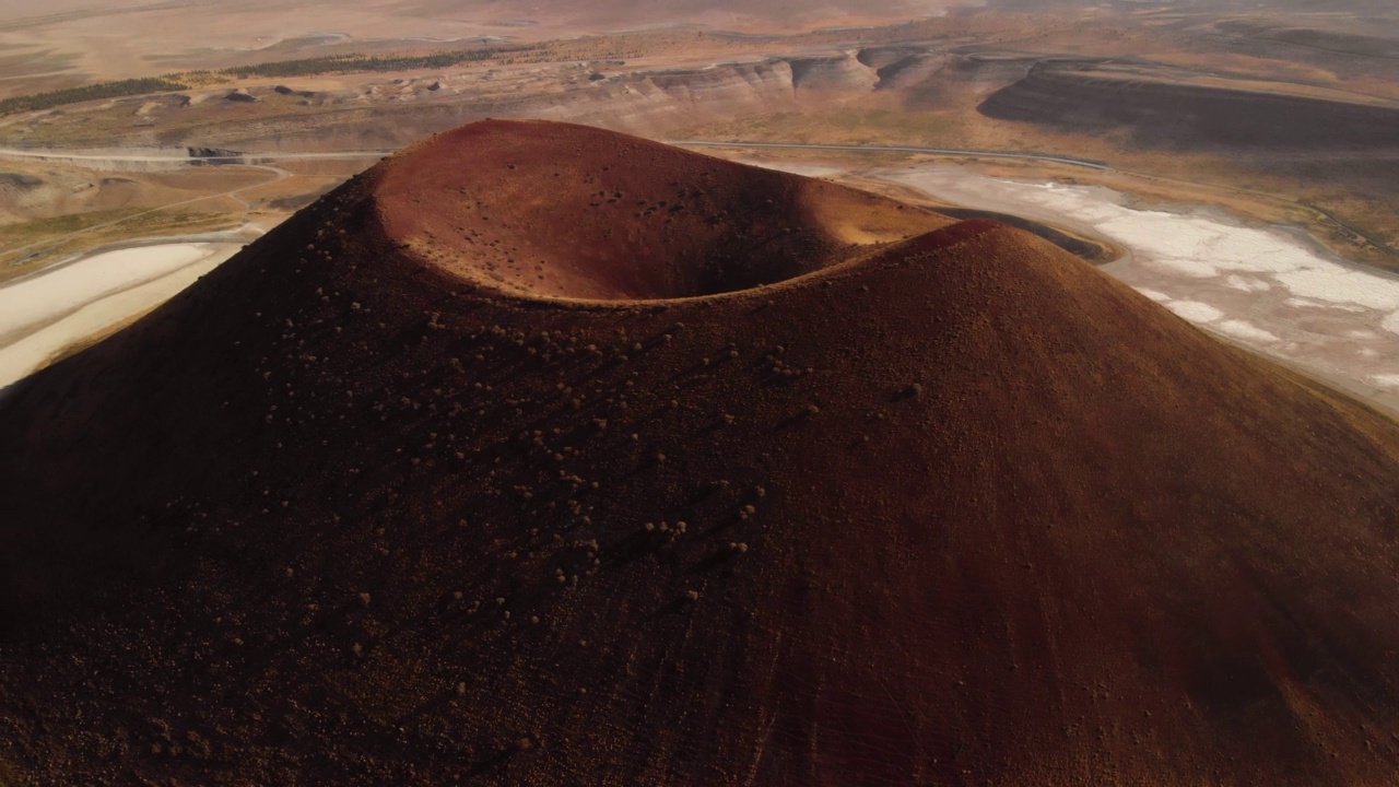 火星上红色火山口的鸟瞰图视频下载