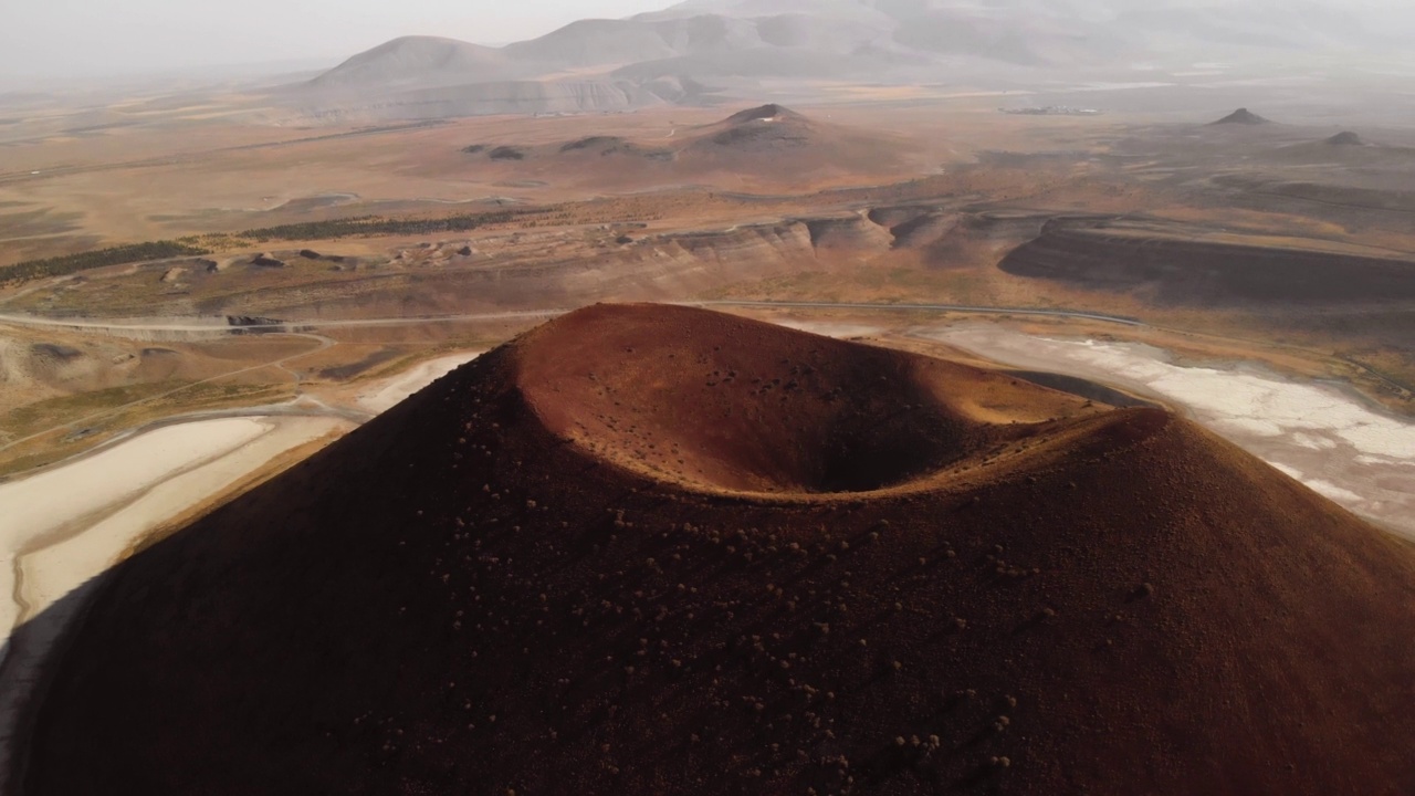 空中倾斜显示火山口的照片视频下载