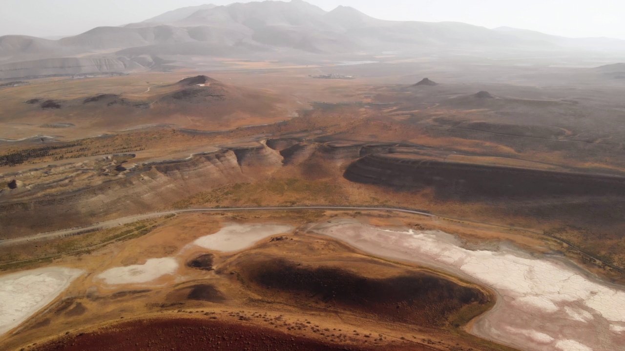 飞越红色星球火星上的沙漠山谷视频素材