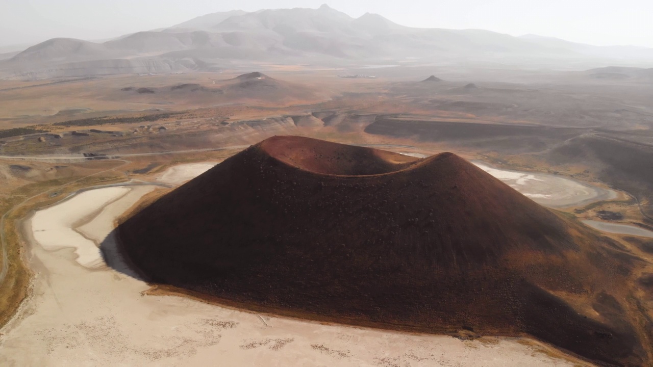 空中倾斜显示火山口和火山锥的照片视频素材