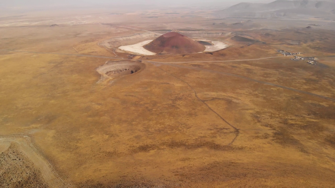 在红色星球火星上的火山口附近的太空设施的鸟瞰图视频素材
