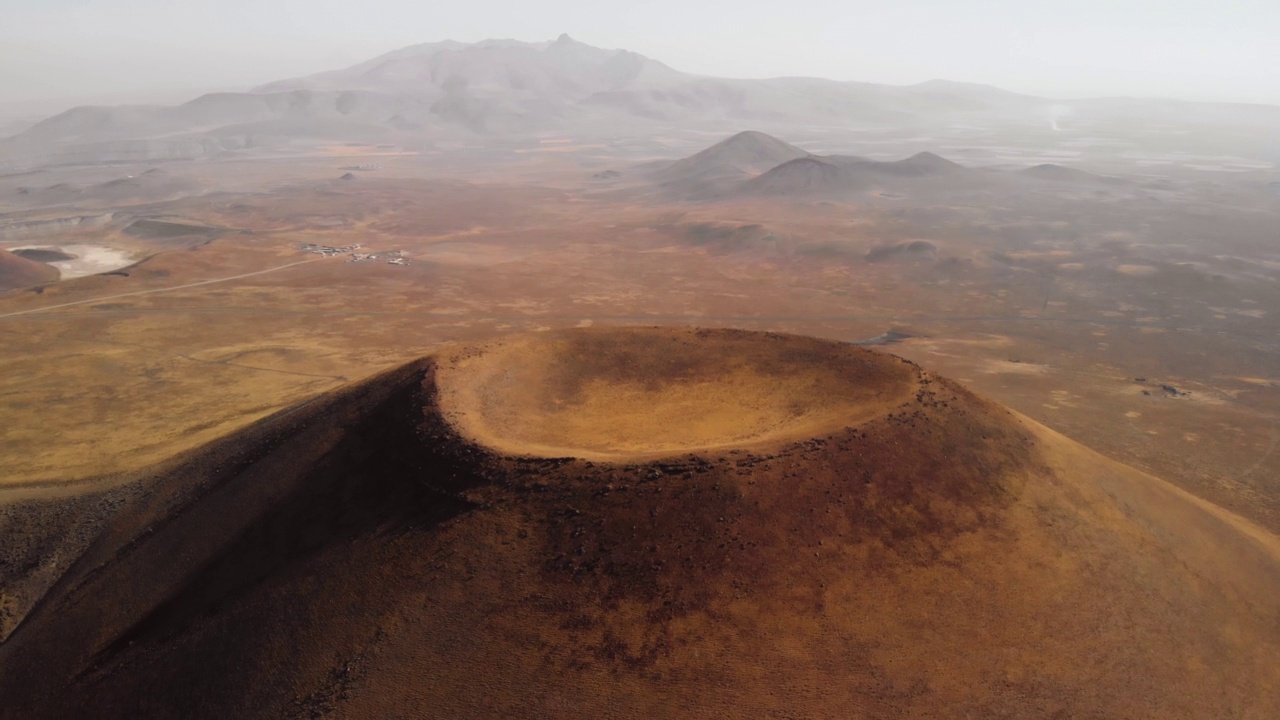 火星火山口的全景鸟瞰图视频下载