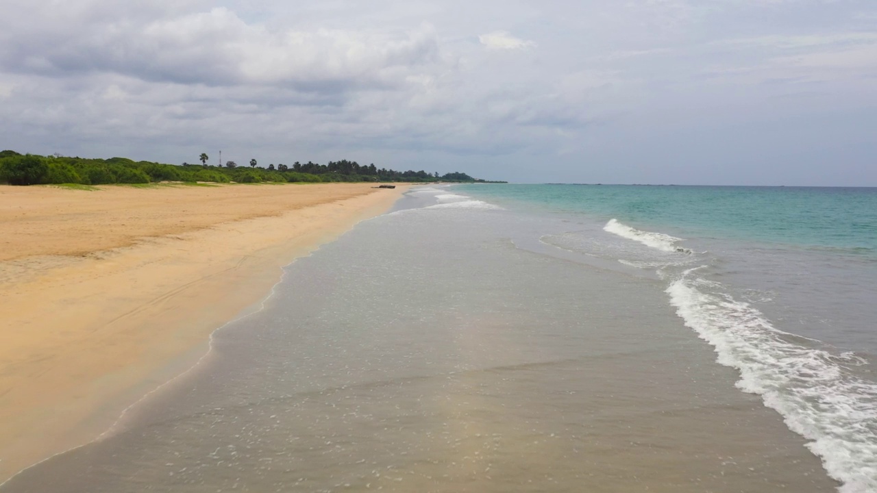美丽的海景海滩，碧绿的海水。斯里兰卡。视频素材