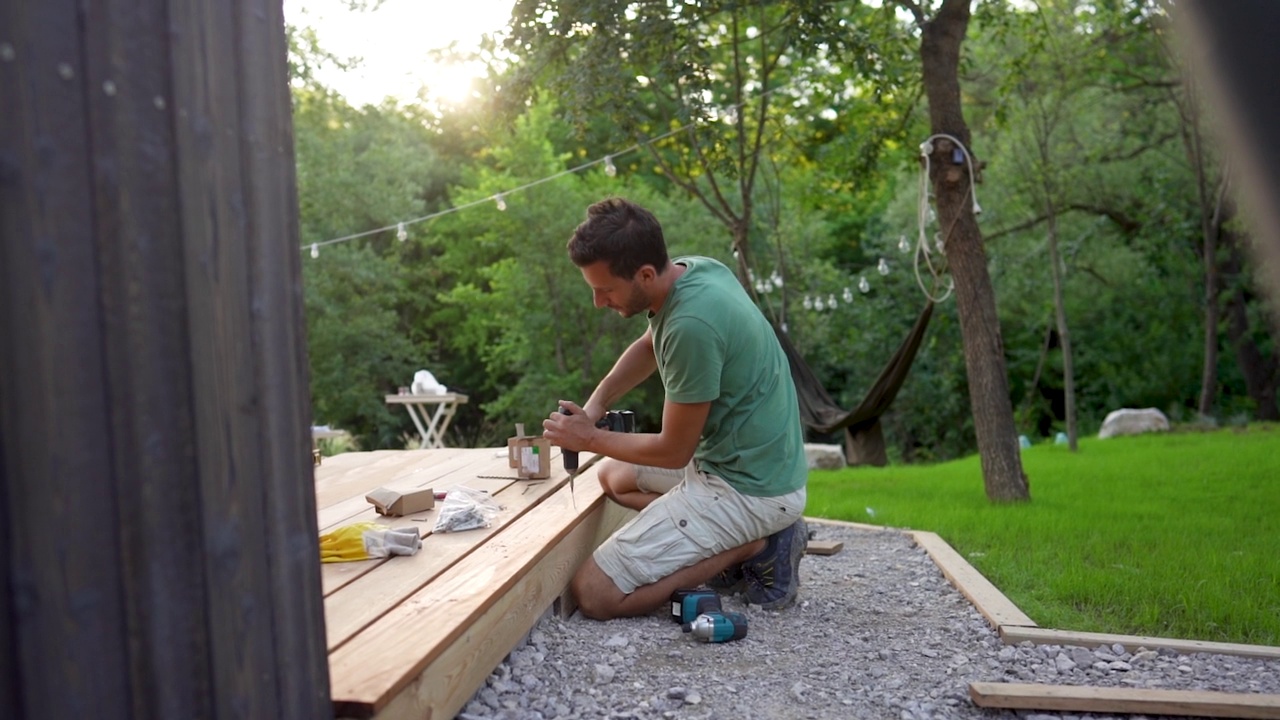 在木屋前安装木制平台视频素材