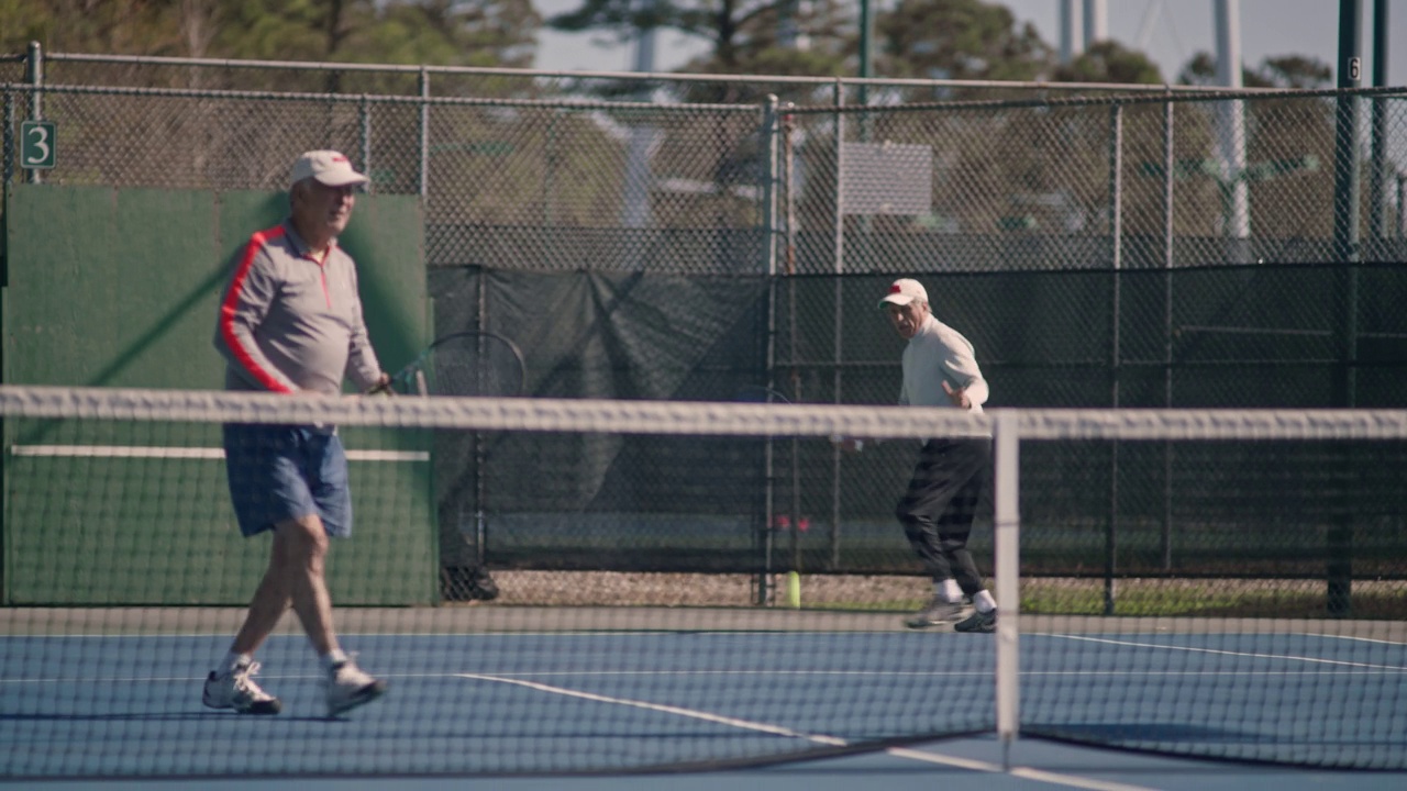 邀请老男人一起打网球。视频下载