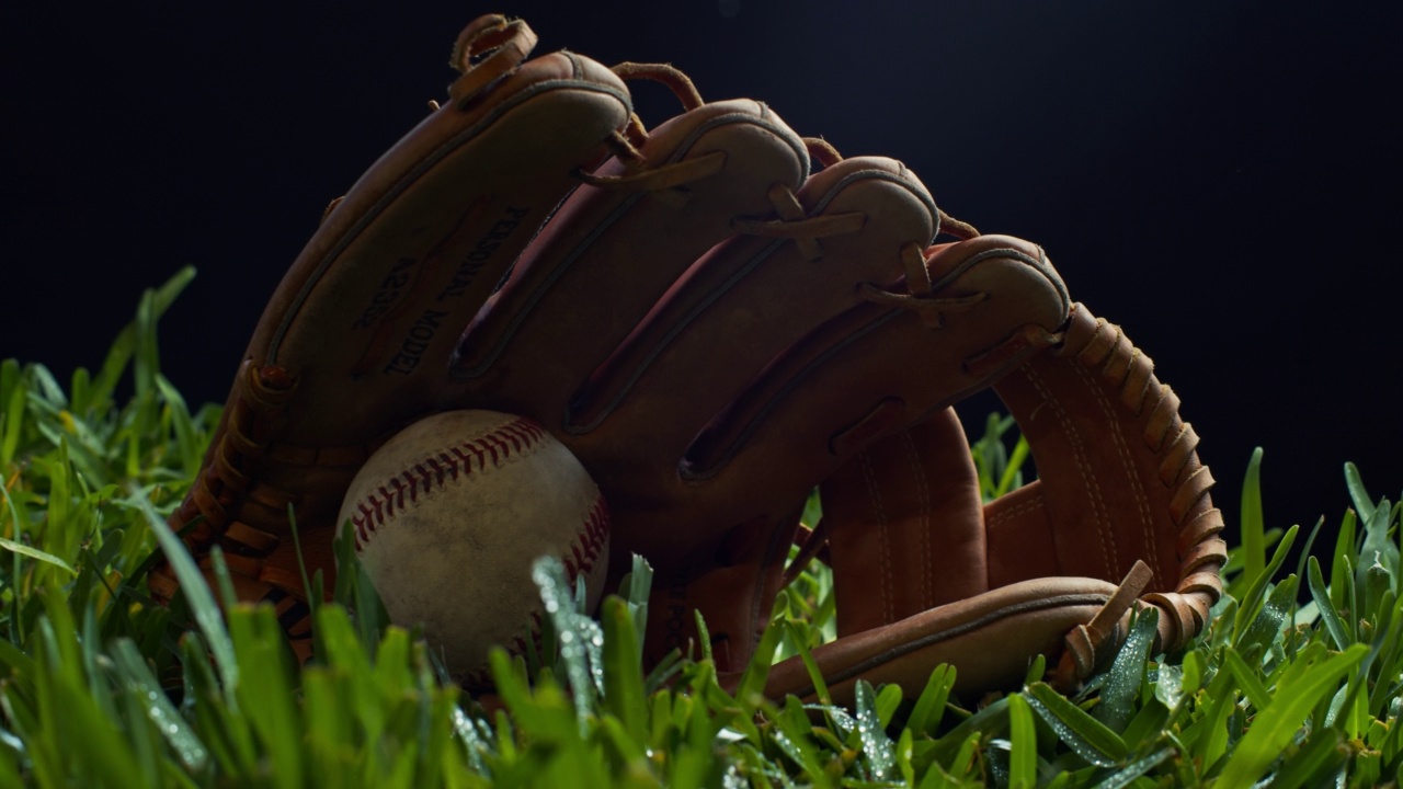 旧棒球休息在草地上手套与黑色背景视频下载
