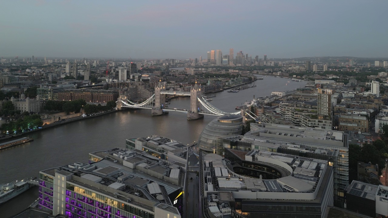 从无人机视角看伦敦塔桥和泰晤士河的天际线视频下载