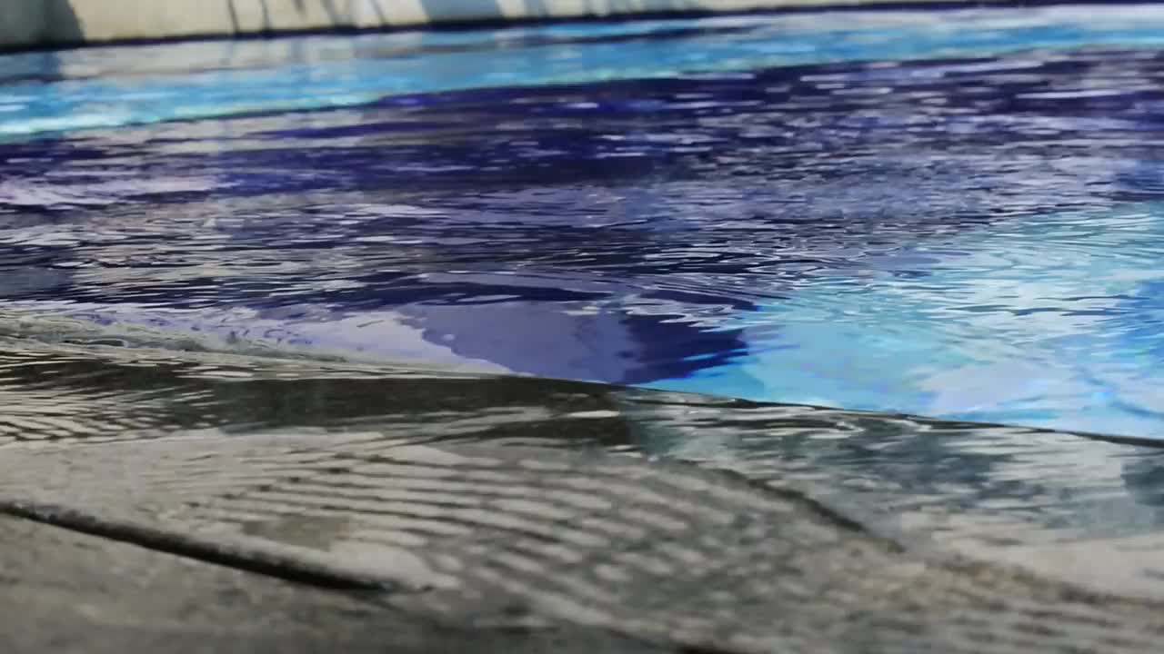 碧波池水，倒影条纹。高清视频水面为背景视频素材