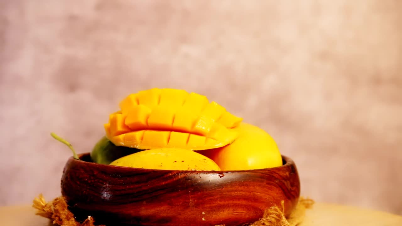 成熟的有机芒果方块在白色的背景上旋转，新鲜的切片芒果方块旋转视频下载