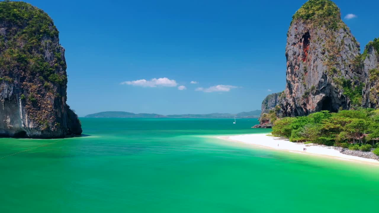 Railay aerial，也被称为Rai Leh，是位于泰国甲米和昂之间的一个小半岛。由于高大的石灰岩悬崖切断了通往大陆的通道，所以只能乘船前往。视频下载
