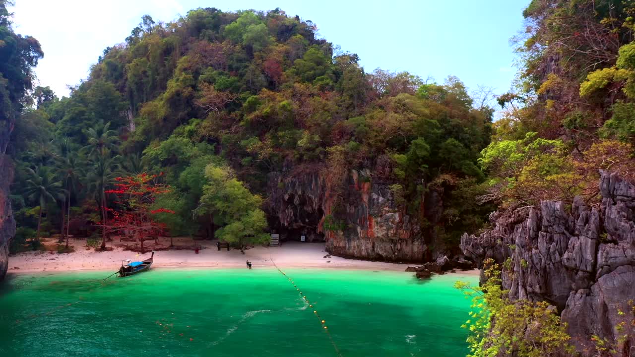 Koh Lao提拉岛或Koh Lao Rakhing (Lao提拉岛)是一个小岛，拥有风景如画的白色沙滩和被石灰岩悬崖包围的游泳海湾，泰国甲米。视频下载