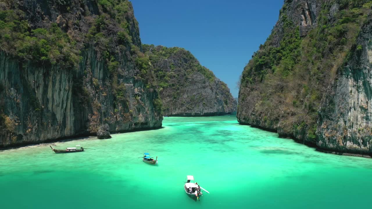在皮皮列岛的Pileh泻湖鸟瞰，著名的潜水胜地，安达曼海，甲米，普吉岛，在你的梦想泰国，美丽的目的地亚洲，暑假。视频下载