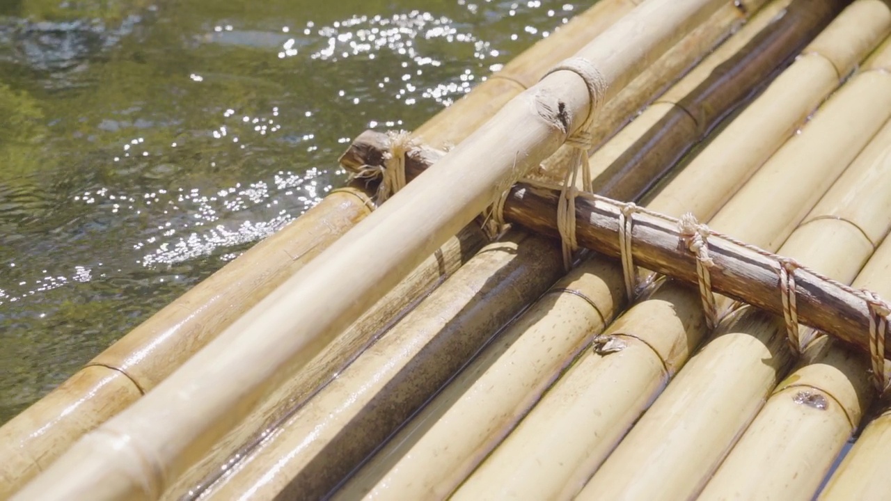 特写旅游水库竹筏上的水河。加拿大视频下载