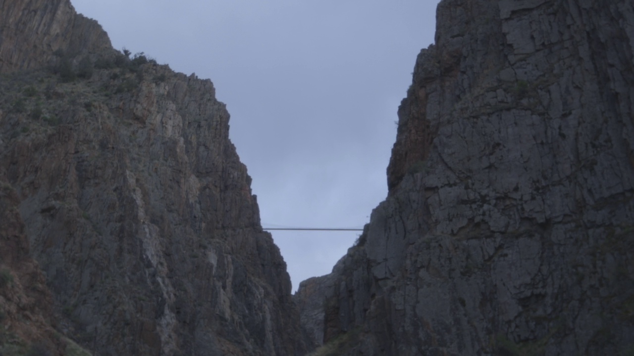 追踪揭示了皇家峡谷大桥的镜头视频素材