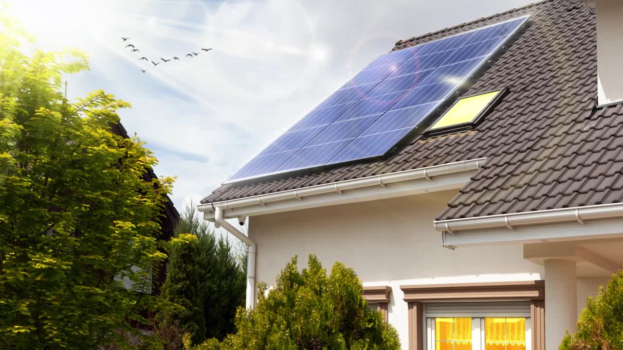 屋顶上的太阳能电池板。漂亮的现代住宅和太阳能。太阳的光线。可视化-视频效果视频下载
