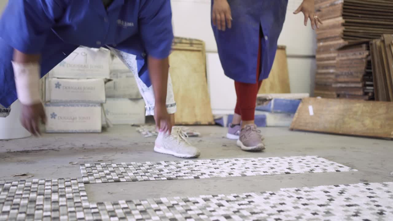 工人们正在检查工厂地板上的瓷砖视频下载