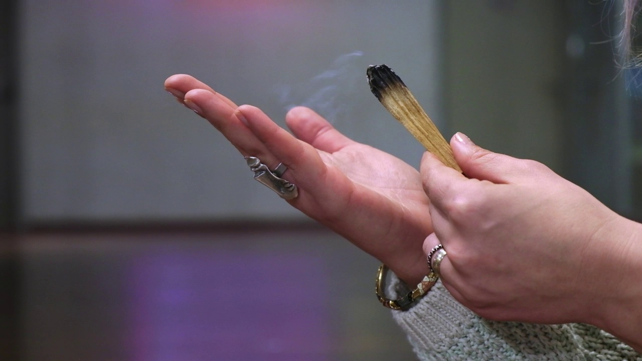 女人用燃烧的香气棒在练习瑜伽冥想视频素材