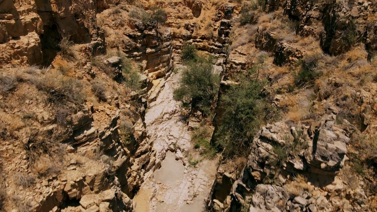 无人机拍摄的峡谷沙漠景观。视频素材