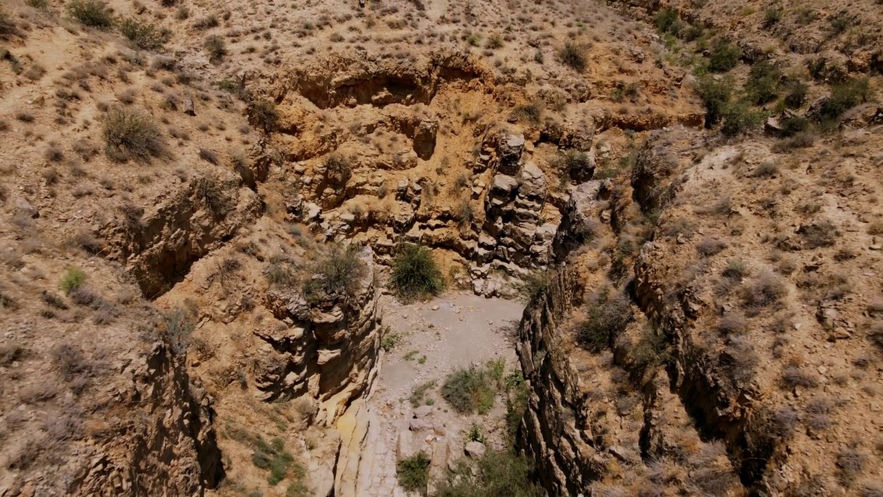 无人机拍摄的峡谷沙漠景观。视频素材