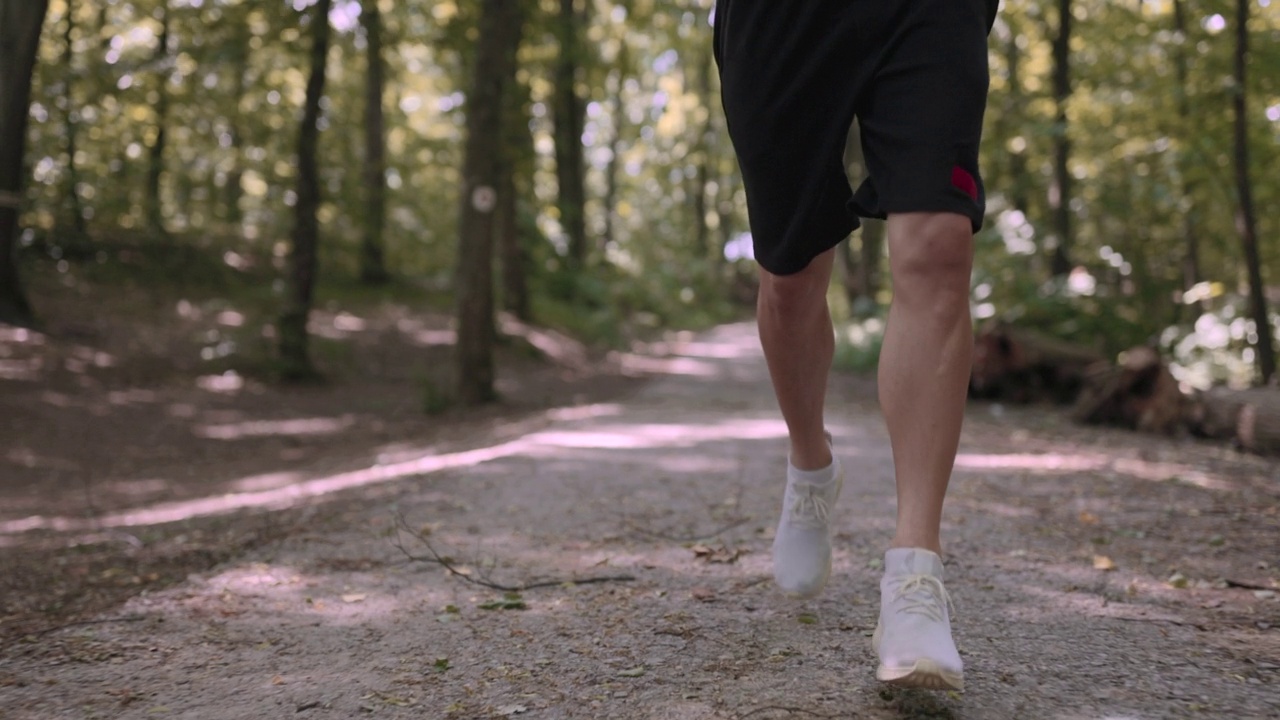 运动健将在大自然中慢跑视频下载