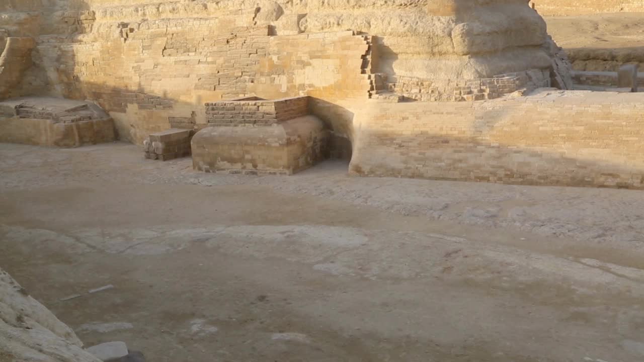 著名的古狮身人面像和胡夫金字塔在埃及开罗吉萨倾斜视频素材