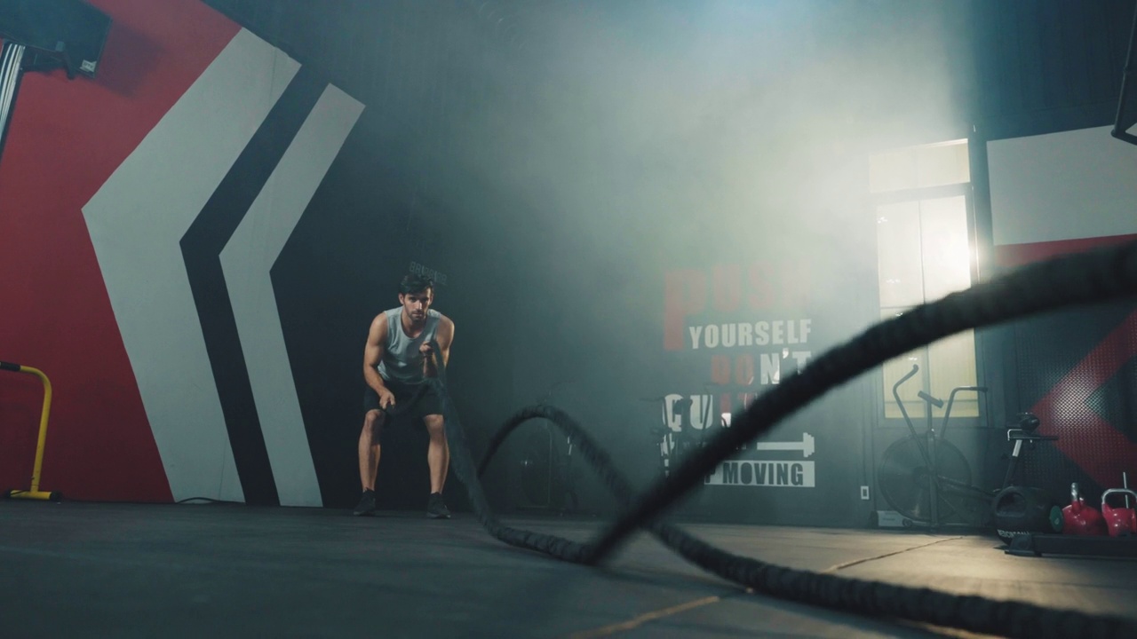 强壮的男人在健身房里用绳子锻炼视频素材
