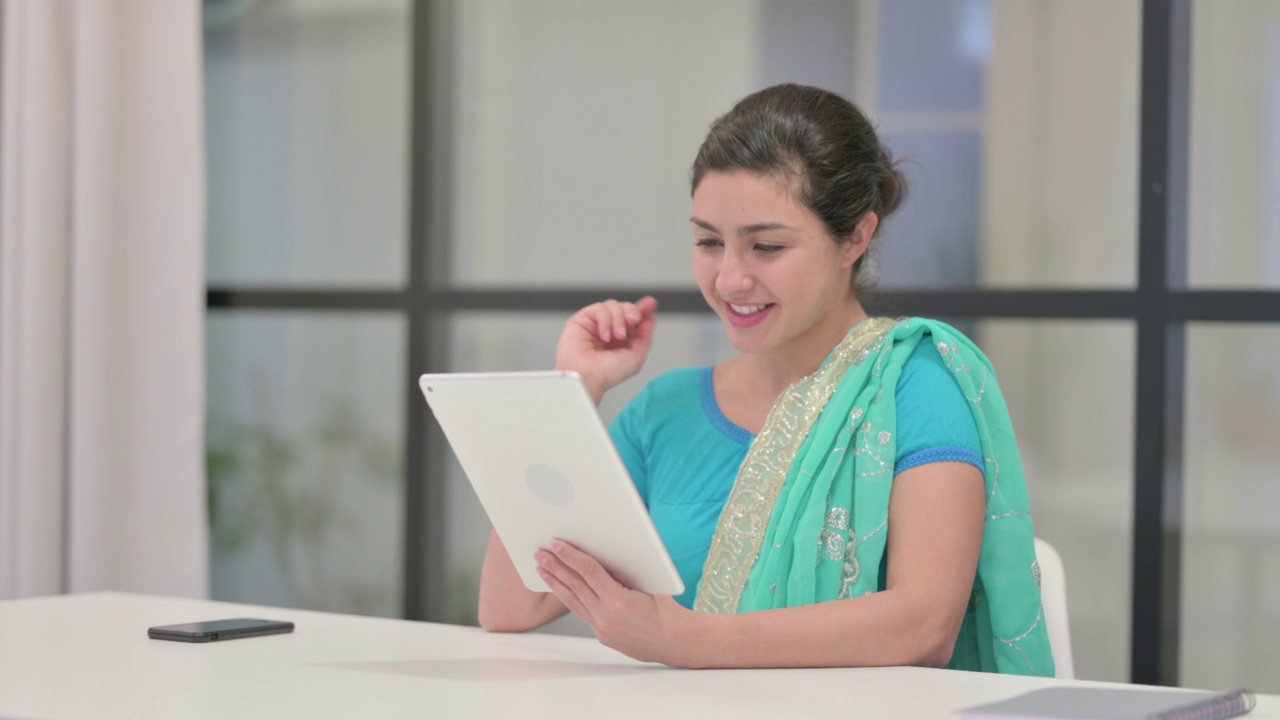 印度女性在办公室用平板电脑进行视频通话视频素材