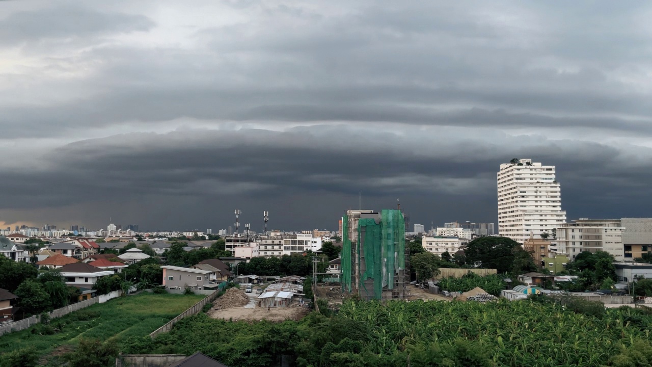 随着时间的推移，雨云逐渐形成，直到天空变暗，曼谷下起了大雨视频下载
