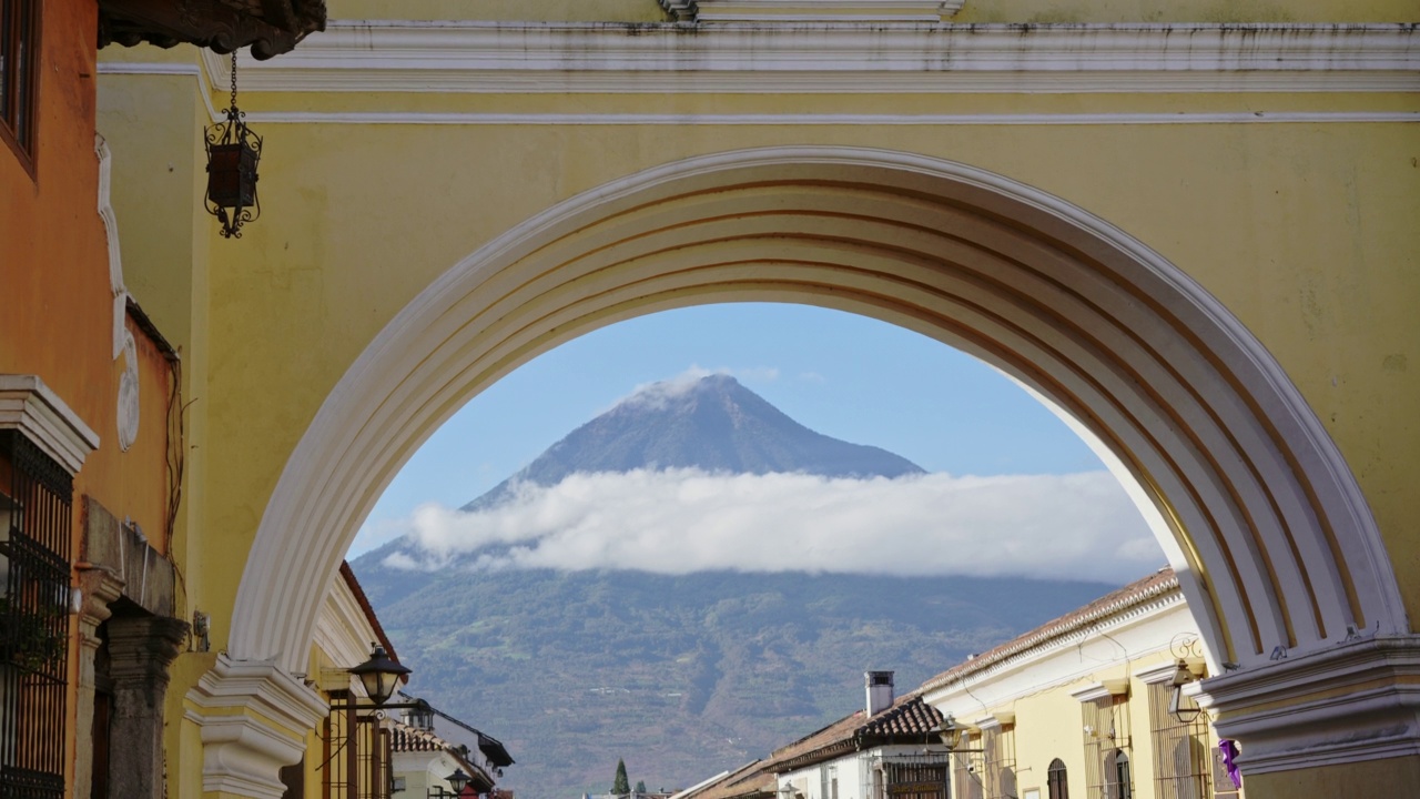 安提瓜在日出时的阿瓜火山背景上视频素材