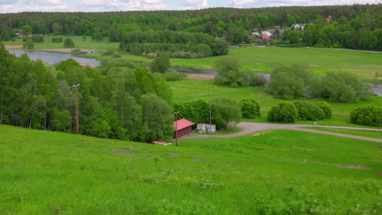 令人惊叹的绿色夏季景观与河流对蓝天和白云。瑞典。视频素材