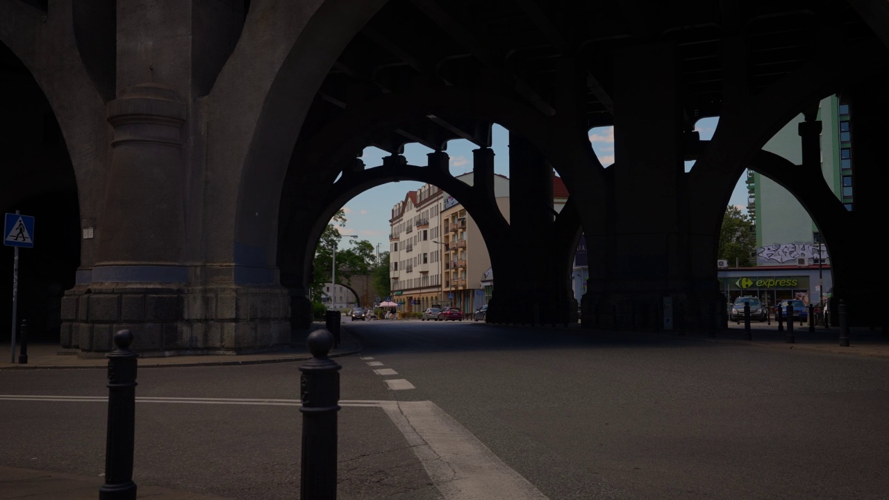 华沙。在波尼亚托斯基桥下。视频素材