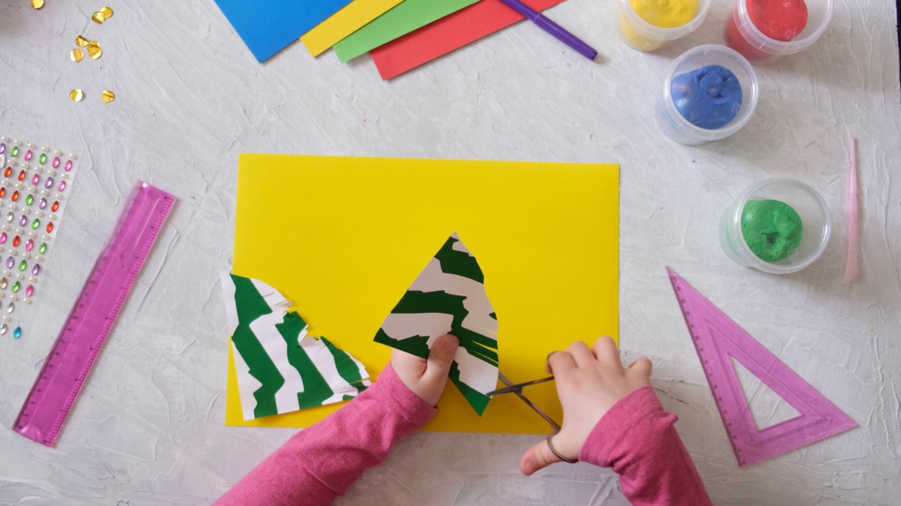小孩用纸自制贺卡。艺术工艺概念。视频下载