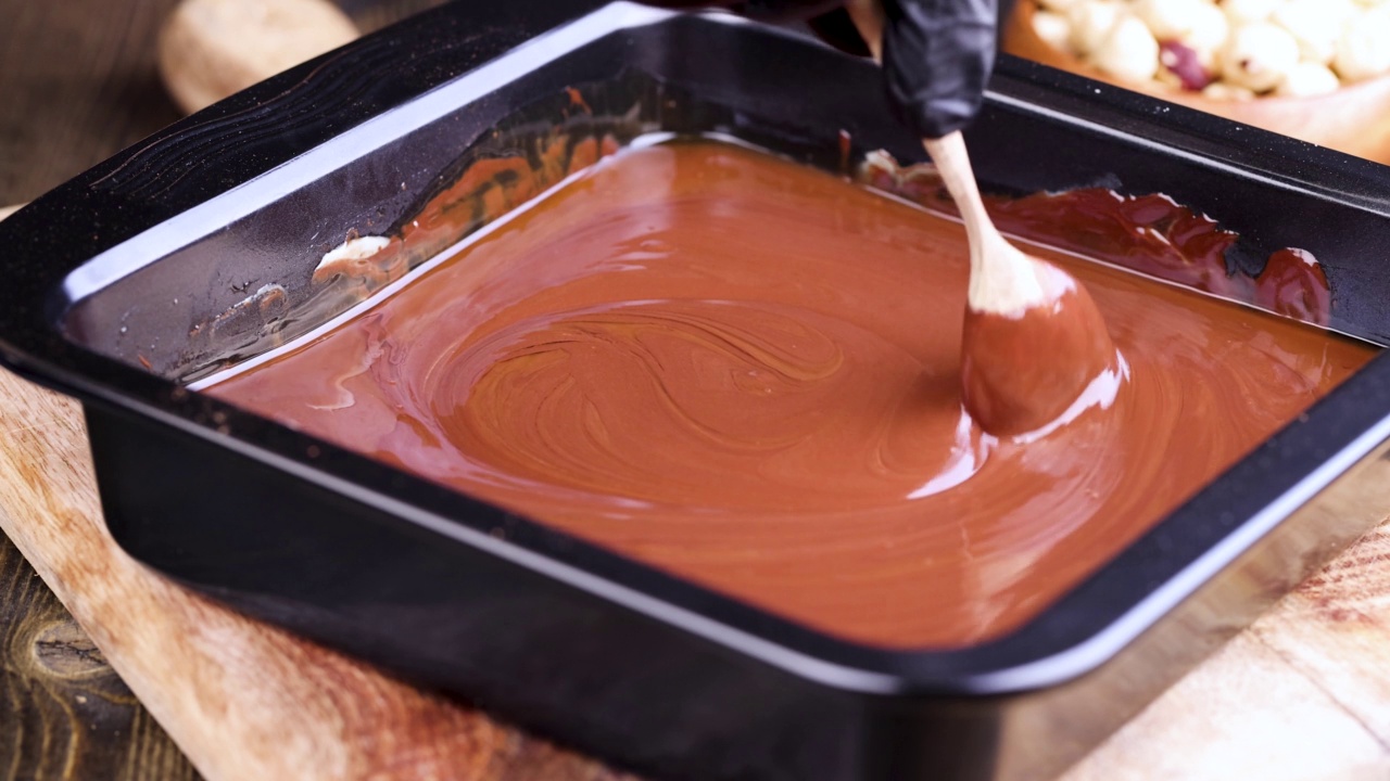 用高品质的可可和可可脂加糖制作巧克力视频素材