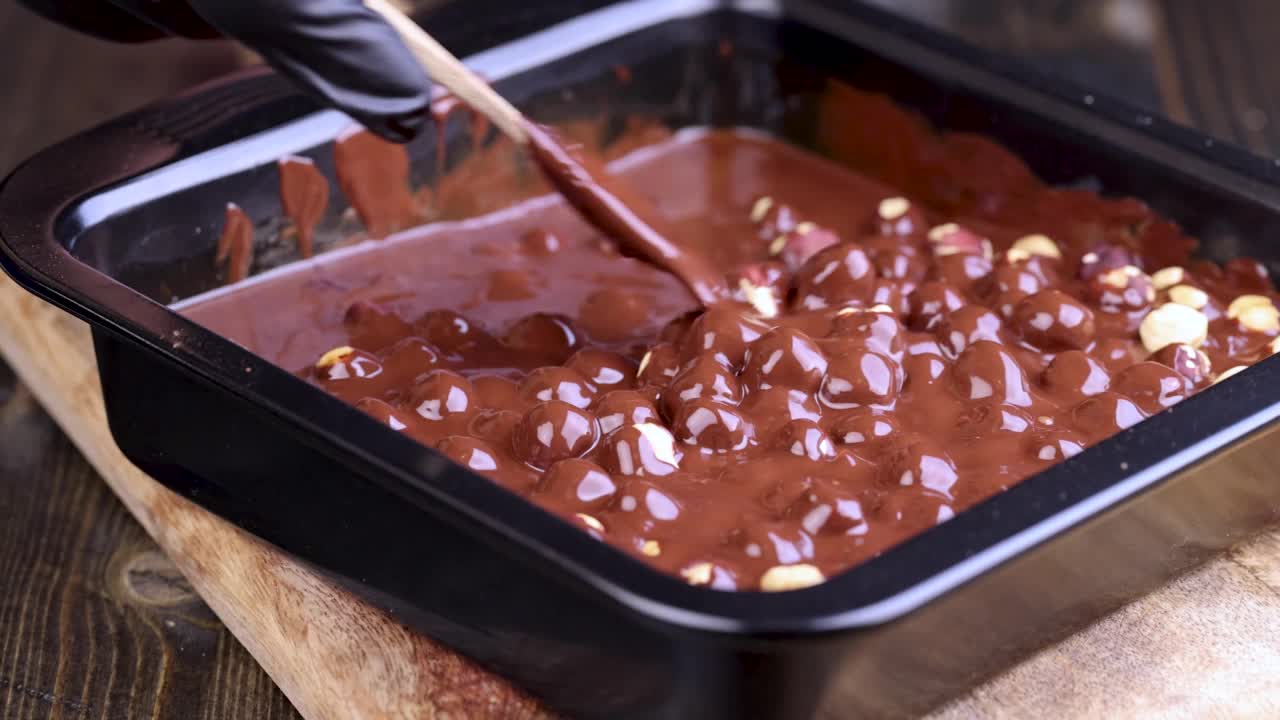 用高品质的可可和可可脂加上榛子制作巧克力视频素材