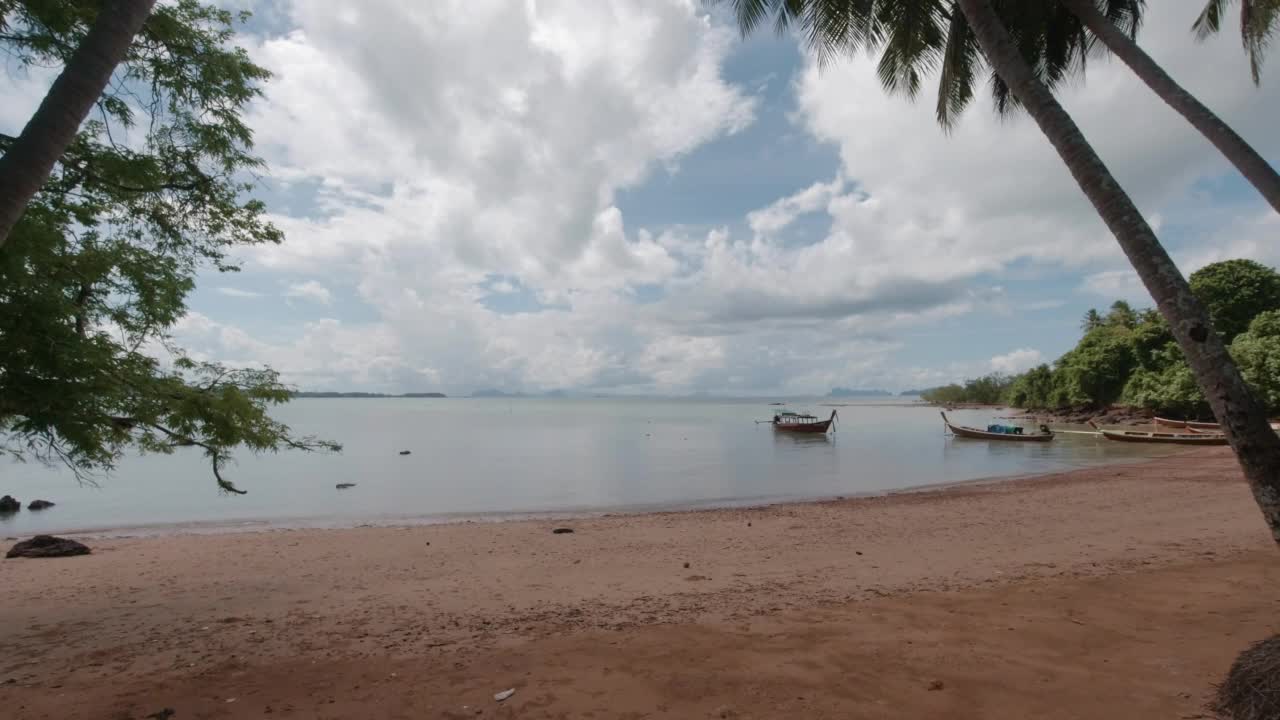 与长尾船僻静的泰国海滩甲米泰国视频下载