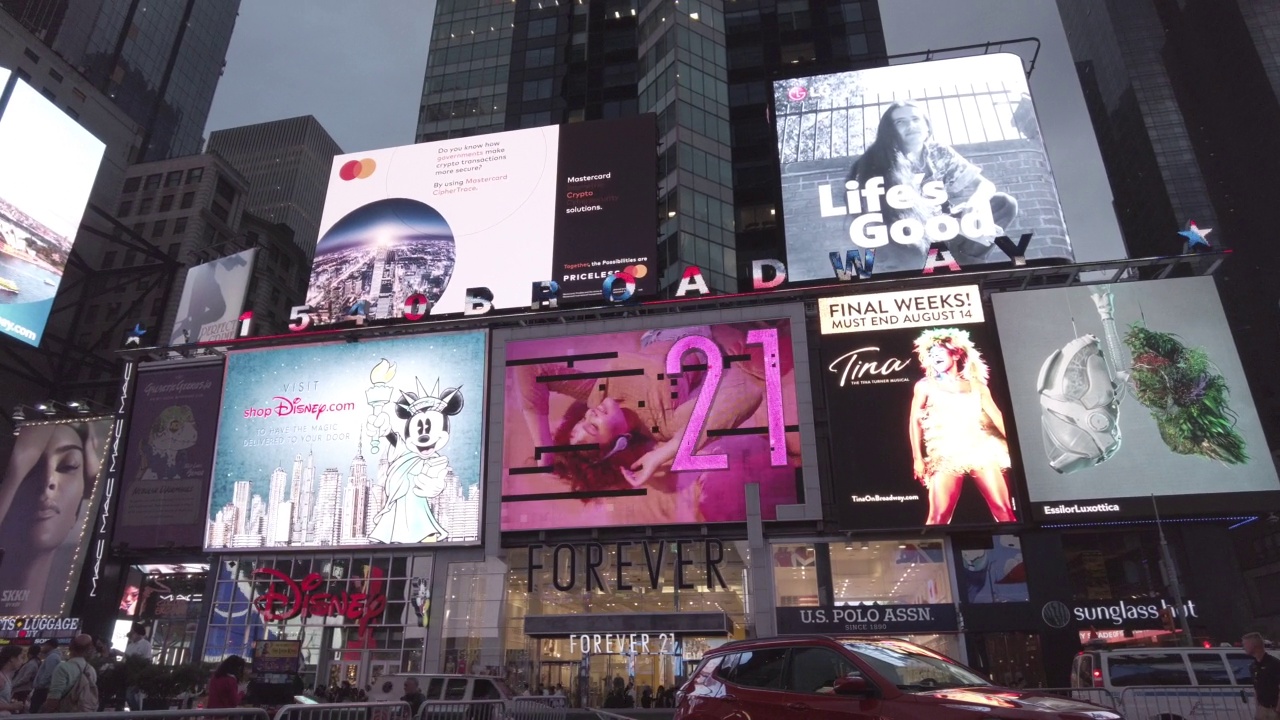日落时的纽约时代广场广告牌视频素材