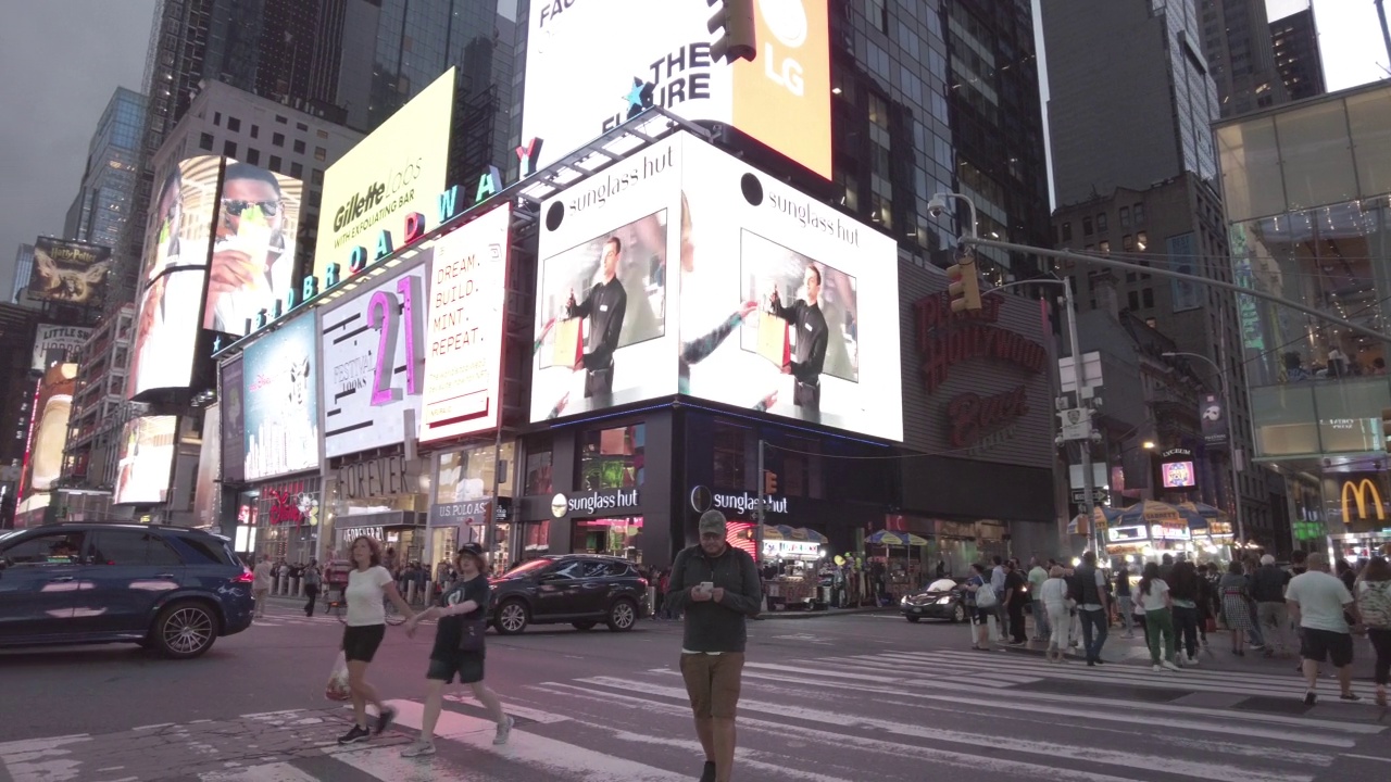 日落时的纽约时代广场广告牌视频素材