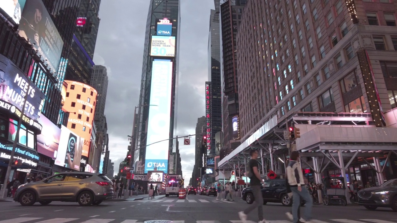纽约时代广场日落时的大屏幕视频素材