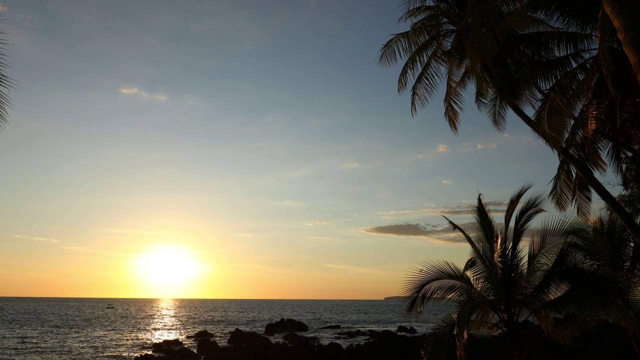 热带海滩上神奇的日落视频素材