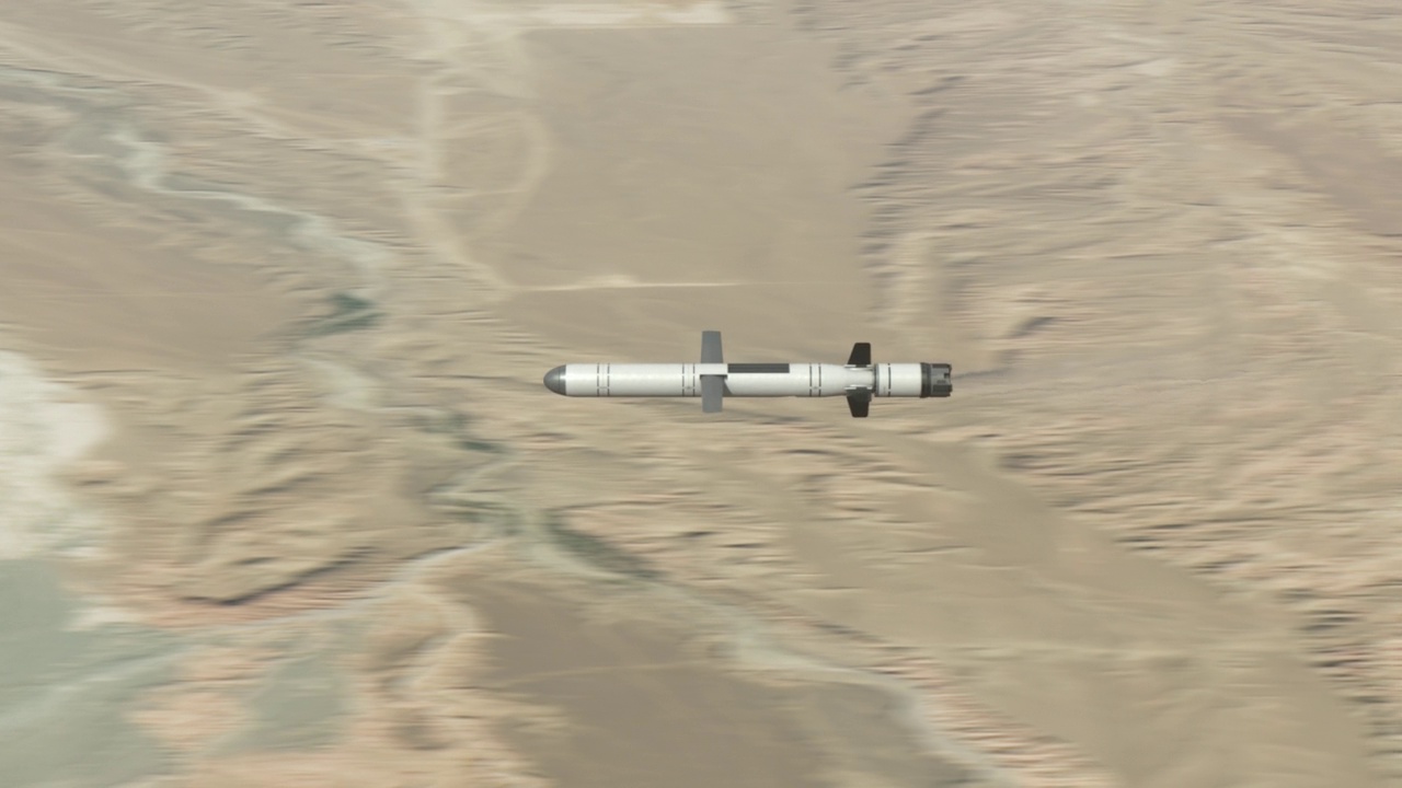 发射巡航导弹飞越沙漠。视频下载