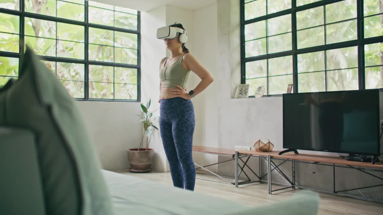 运动女性用VR技术锻炼视频素材