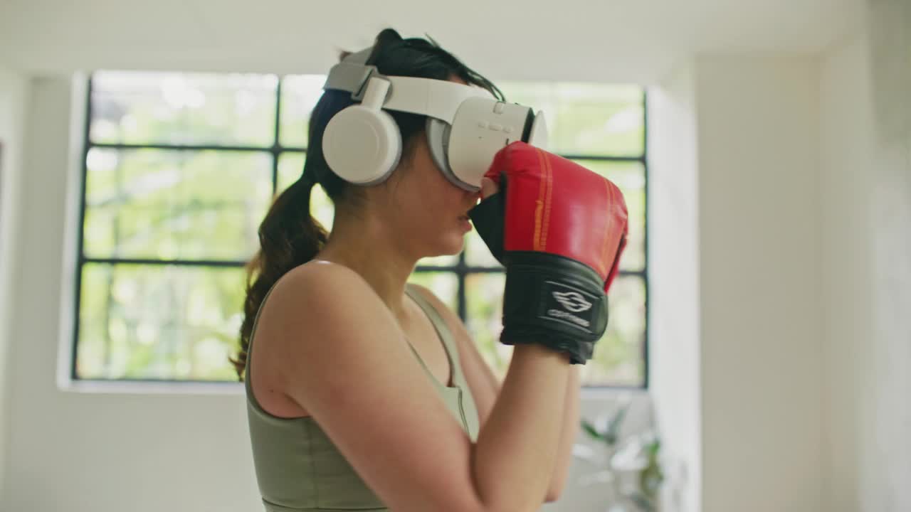 年轻迷人的女子拳击在VR 360耳机训练踢在虚拟现实视频素材