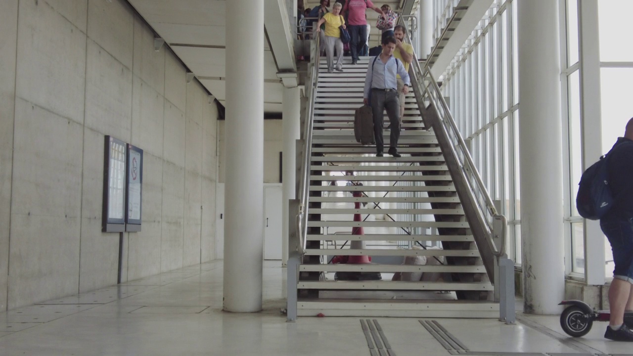 人们在火车站走下楼梯视频素材