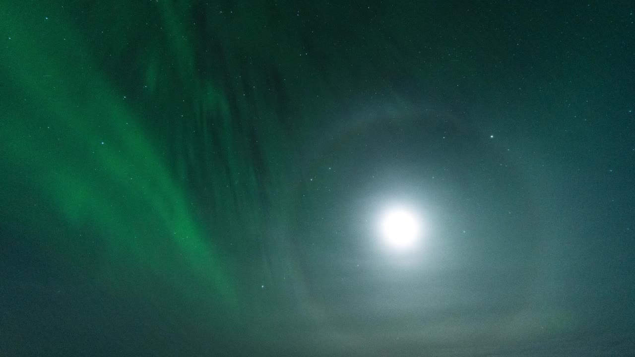 明亮月光下的极地灯光视频素材