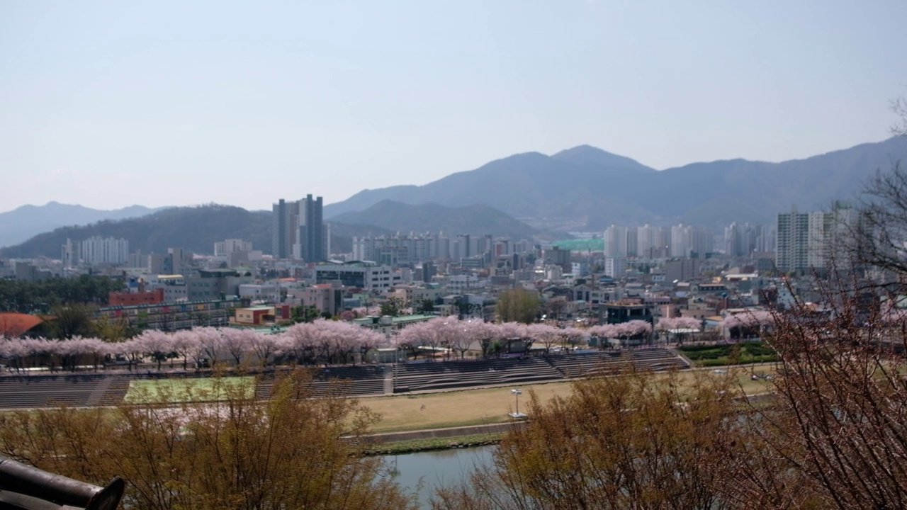 在春天的密阳河和城市全景，韩国密阳视频素材