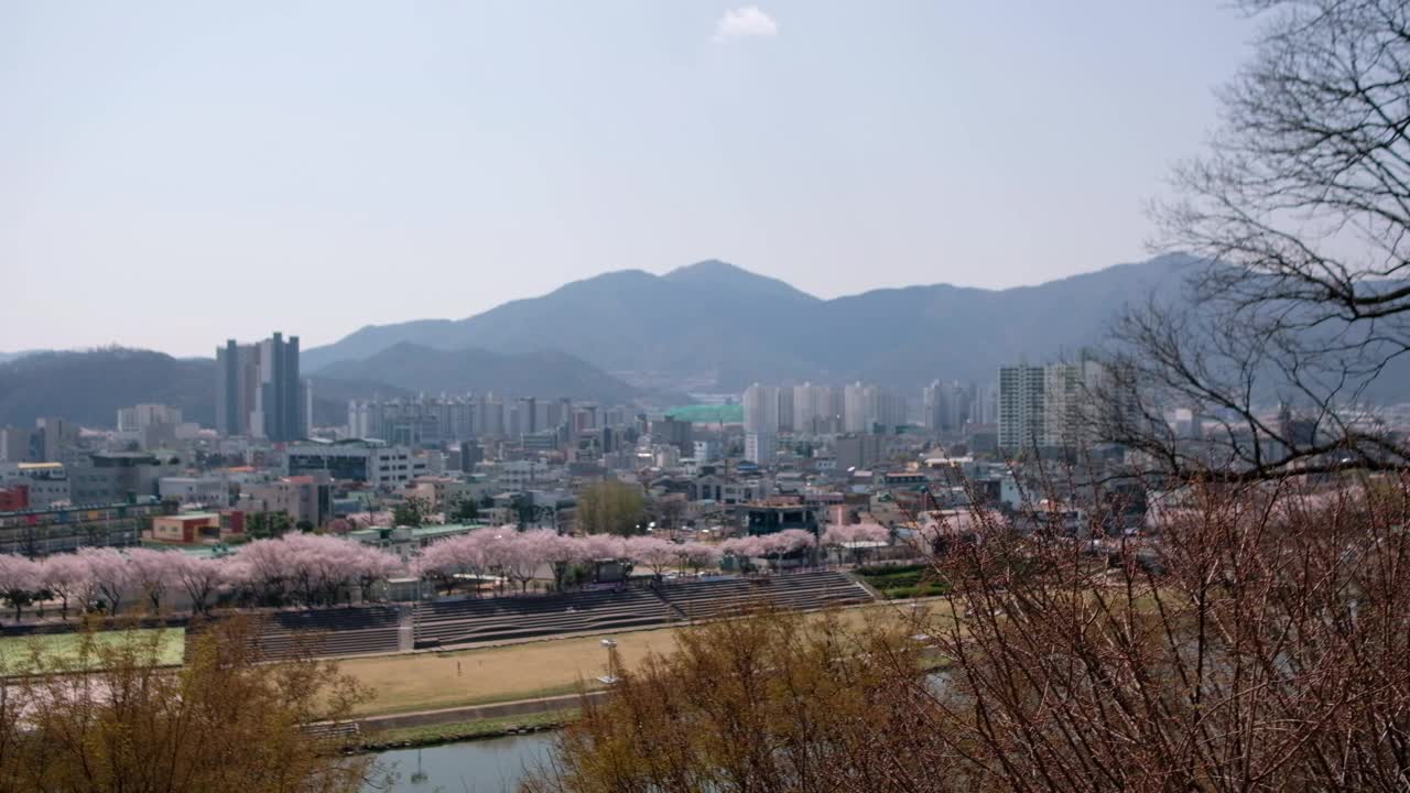 在春天的密阳河和城市全景，韩国密阳视频素材